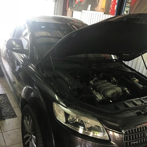мастер «АвтоЛайф» принял автомобиль на ремонт двигателя